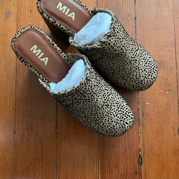 Mia Poppy Cheetah Print Clogs size 38 New - Picture 2 of 6
